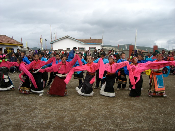 四川阿壩州班佑僑心小學同學藏族舞蹈表演