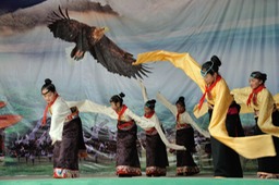 四川康定塔公鄉小學藏族同學表演